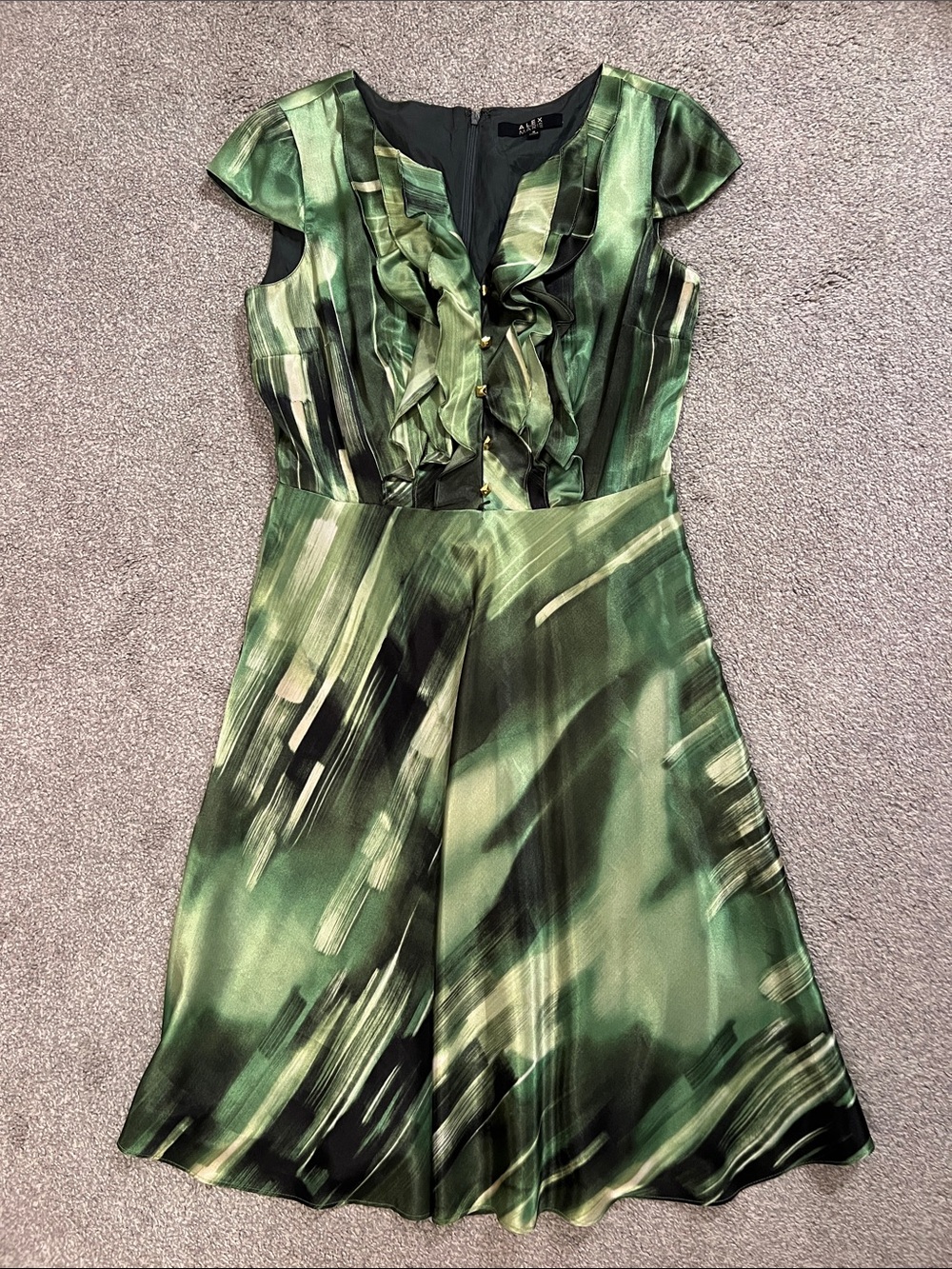 Alex Marie Green Abstract Midi Ruffle Dress with cap sleeves *Size 8*